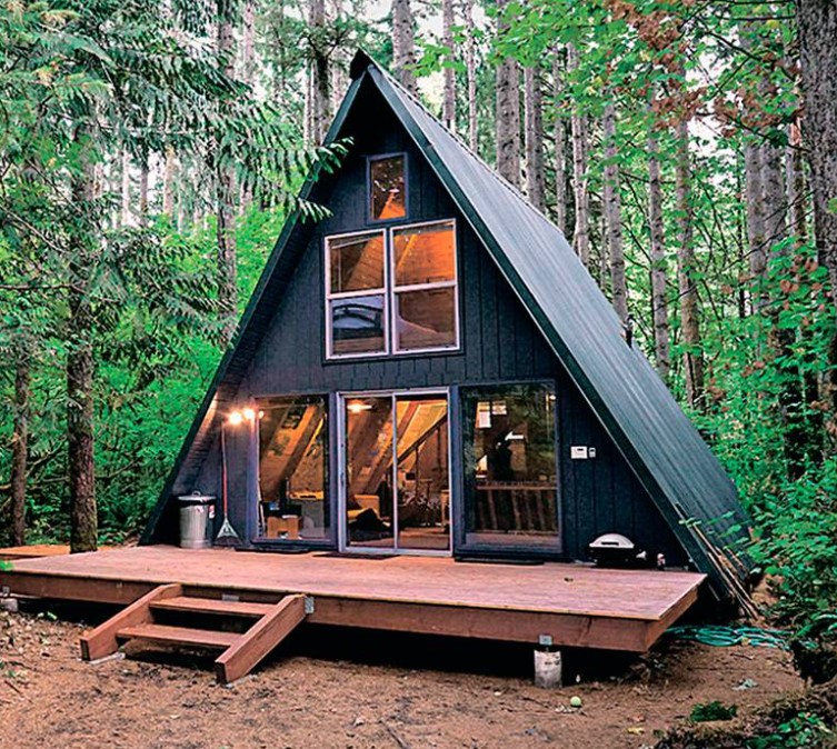Модульный домик-фрейм — треугольный деревянный туристический домик, который можно установить на поддоне, а не на фундаменте
