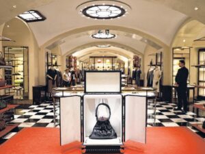 Магазин Prada’ в отреставрированном здании в миланской Milan’s Galleria Vittorio Emanuele II.