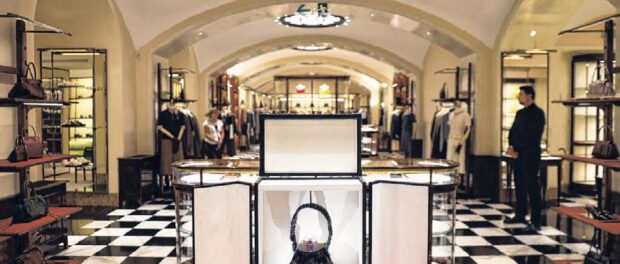 Магазин Prada’ в отреставрированном здании в миланской Milan’s Galleria Vittorio Emanuele II.